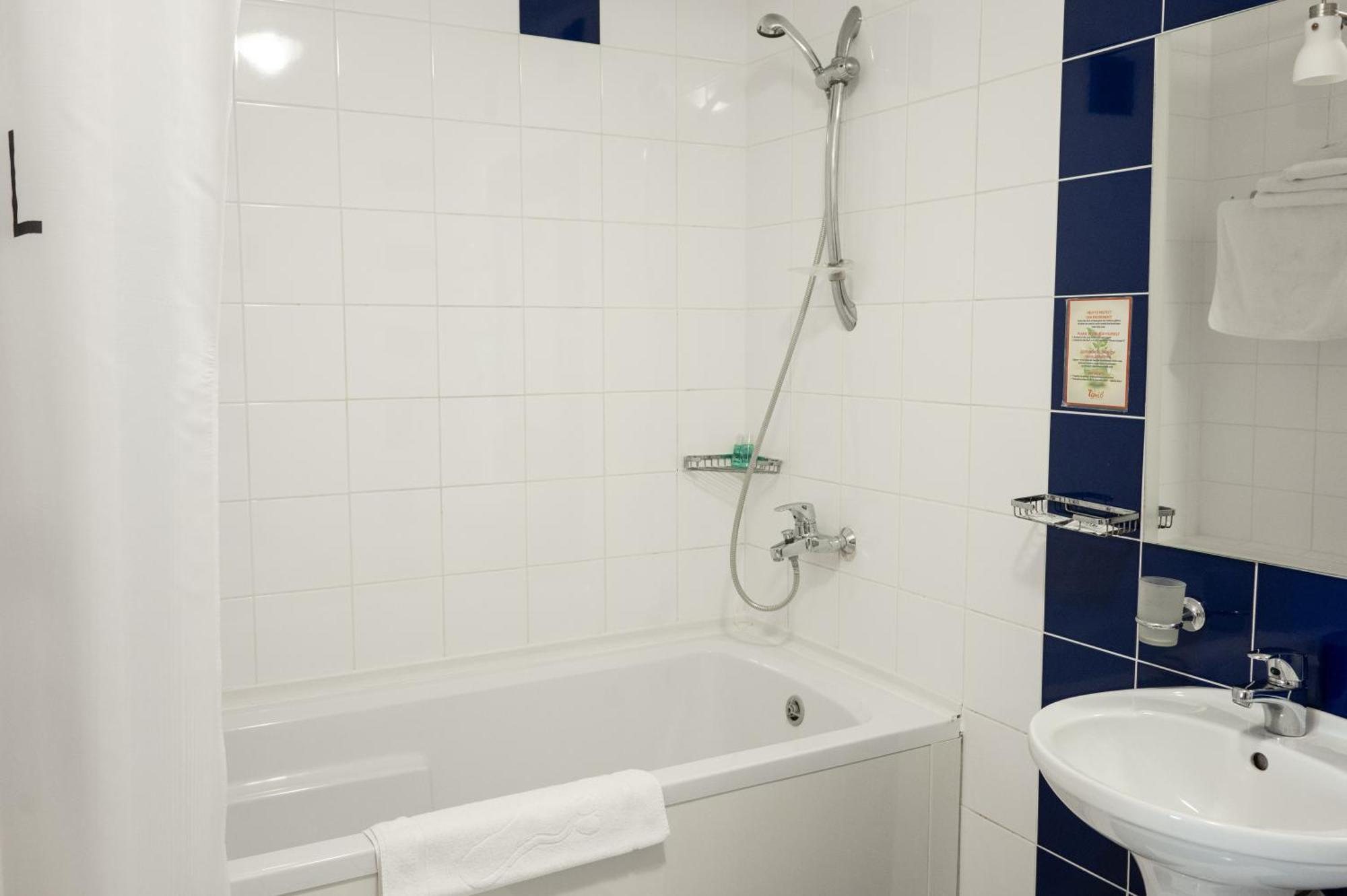 7 Days Hotel Kamyanets-Podilskyi エクステリア 写真