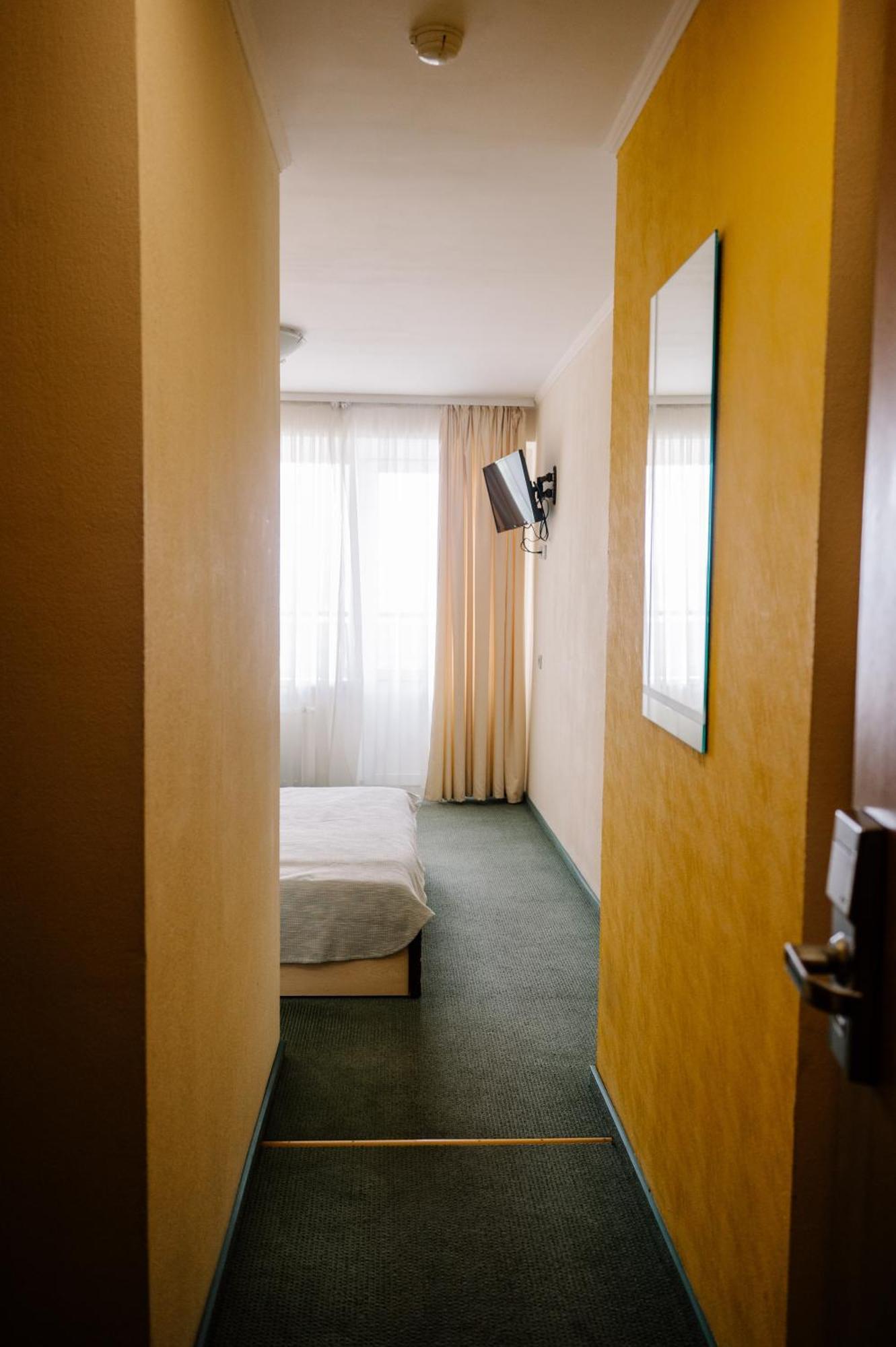 7 Days Hotel Kamyanets-Podilskyi エクステリア 写真