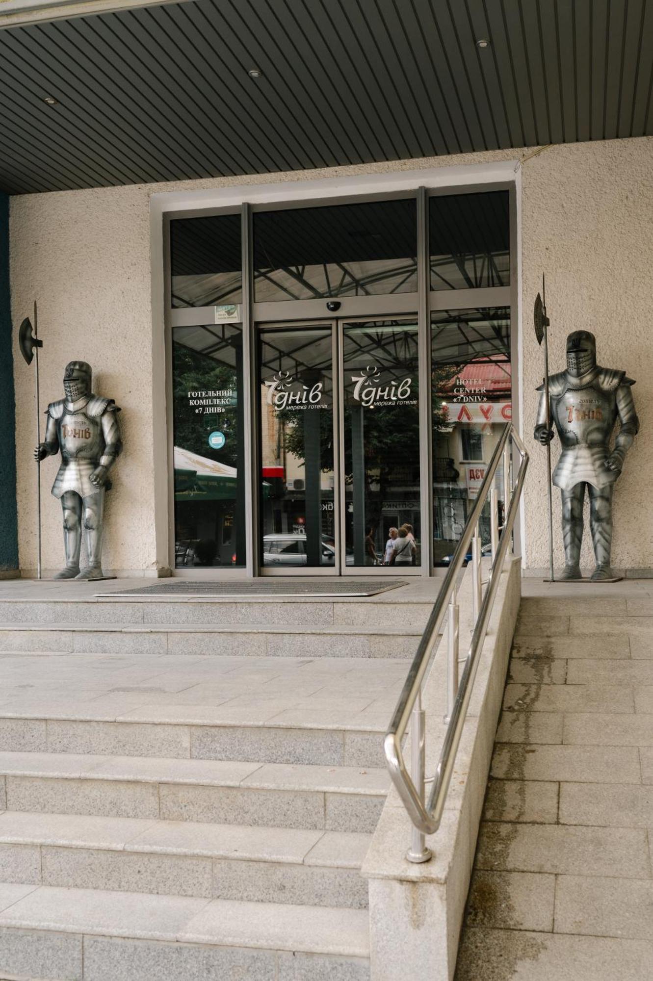 7 Days Hotel Kamyanets-Podilskyi エクステリア 写真