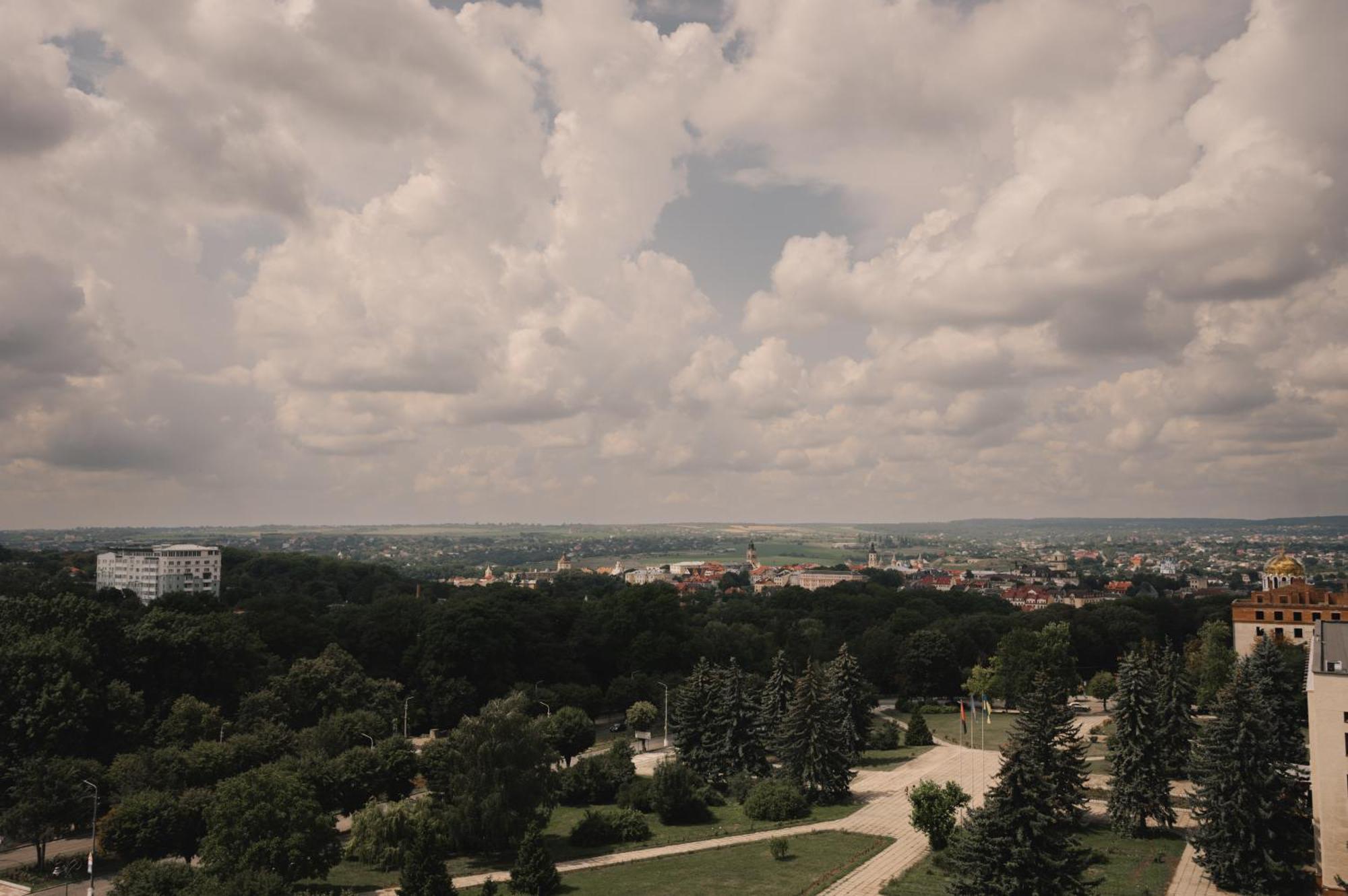 7 Days Hotel Kamyanets-Podilskyi エクステリア 写真
