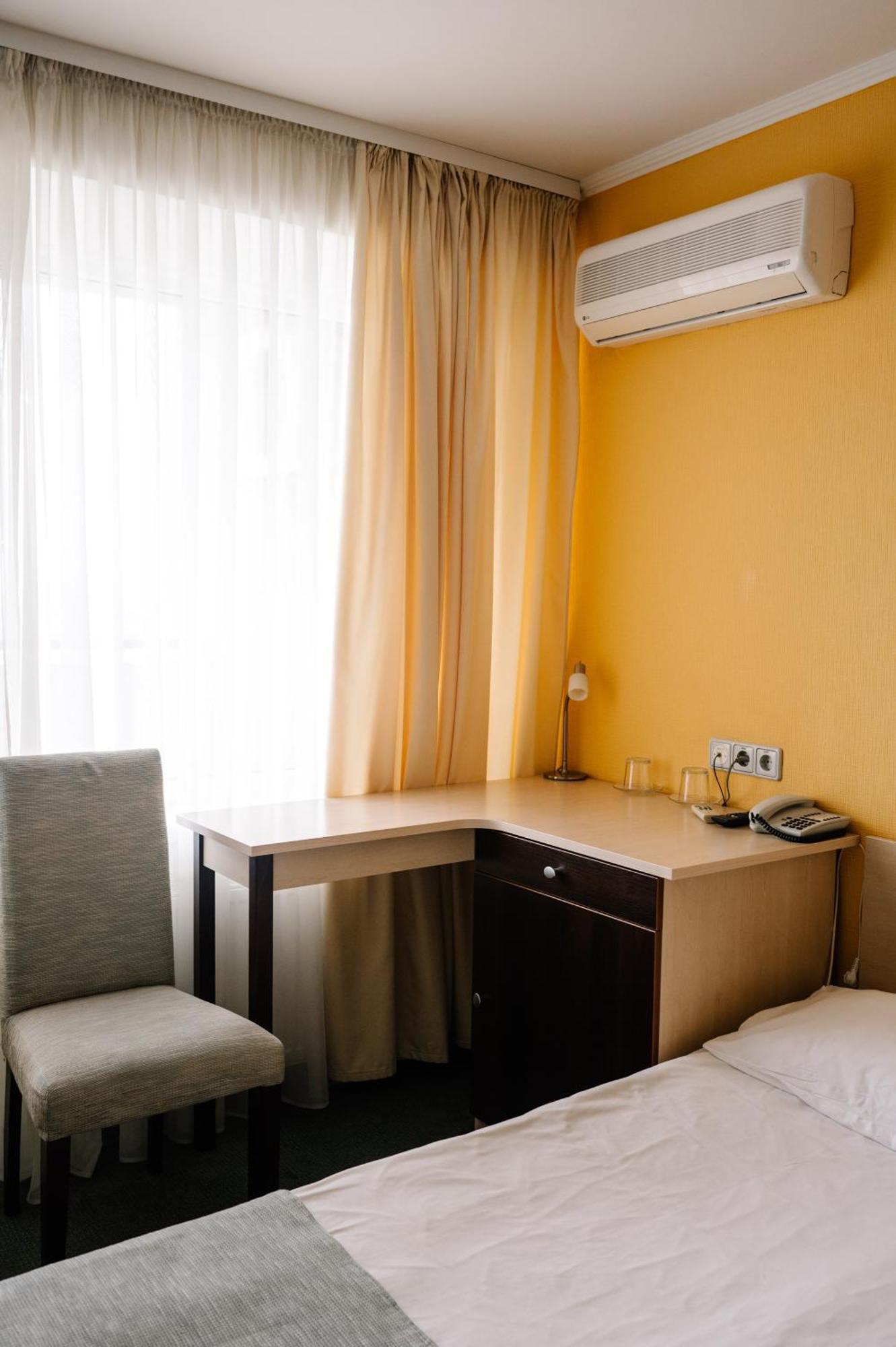 7 Days Hotel Kamyanets-Podilskyi エクステリア 写真