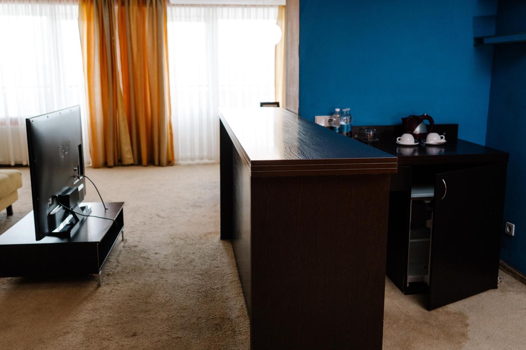 7 Days Hotel Kamyanets-Podilskyi エクステリア 写真