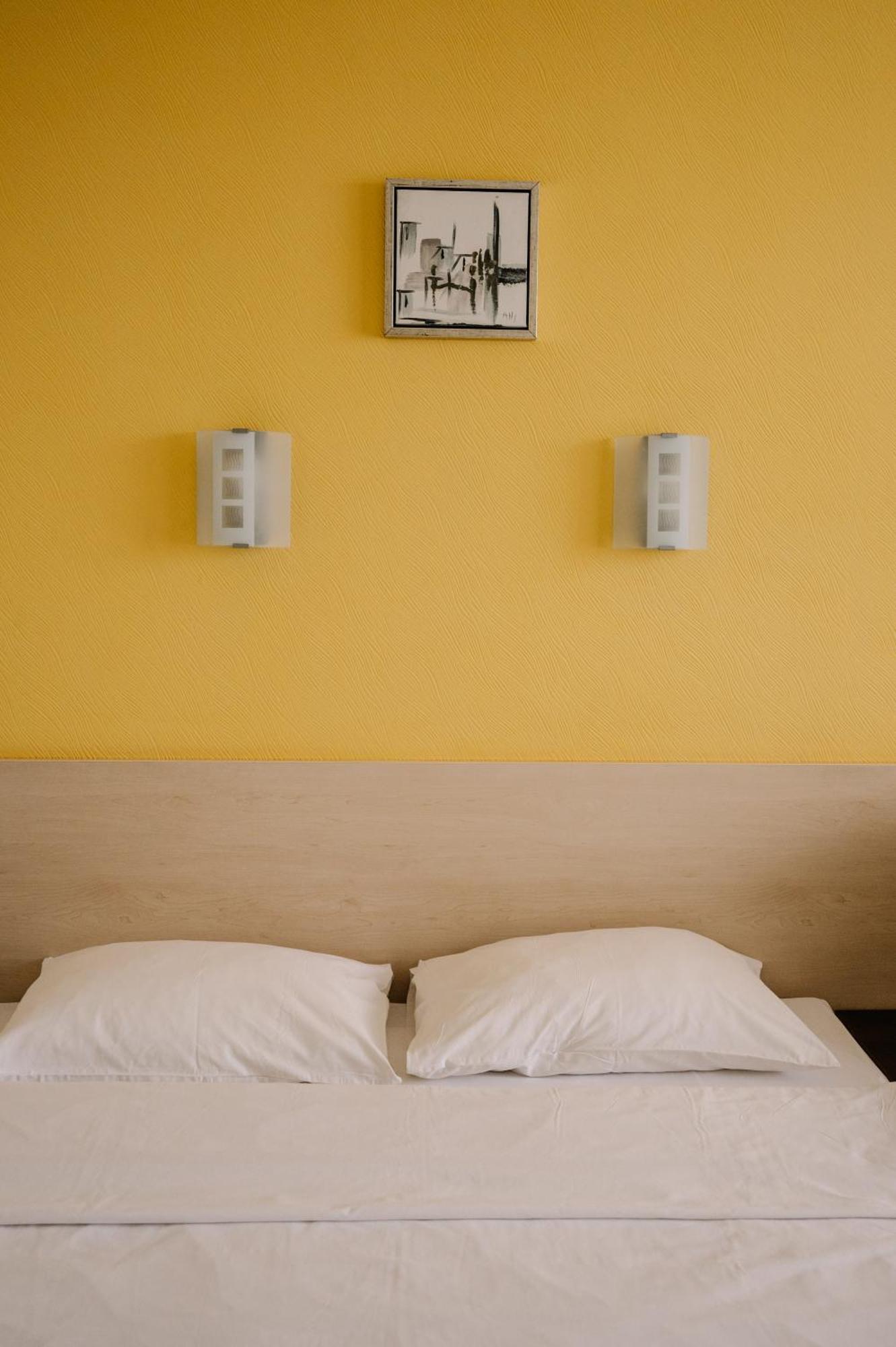 7 Days Hotel Kamyanets-Podilskyi エクステリア 写真