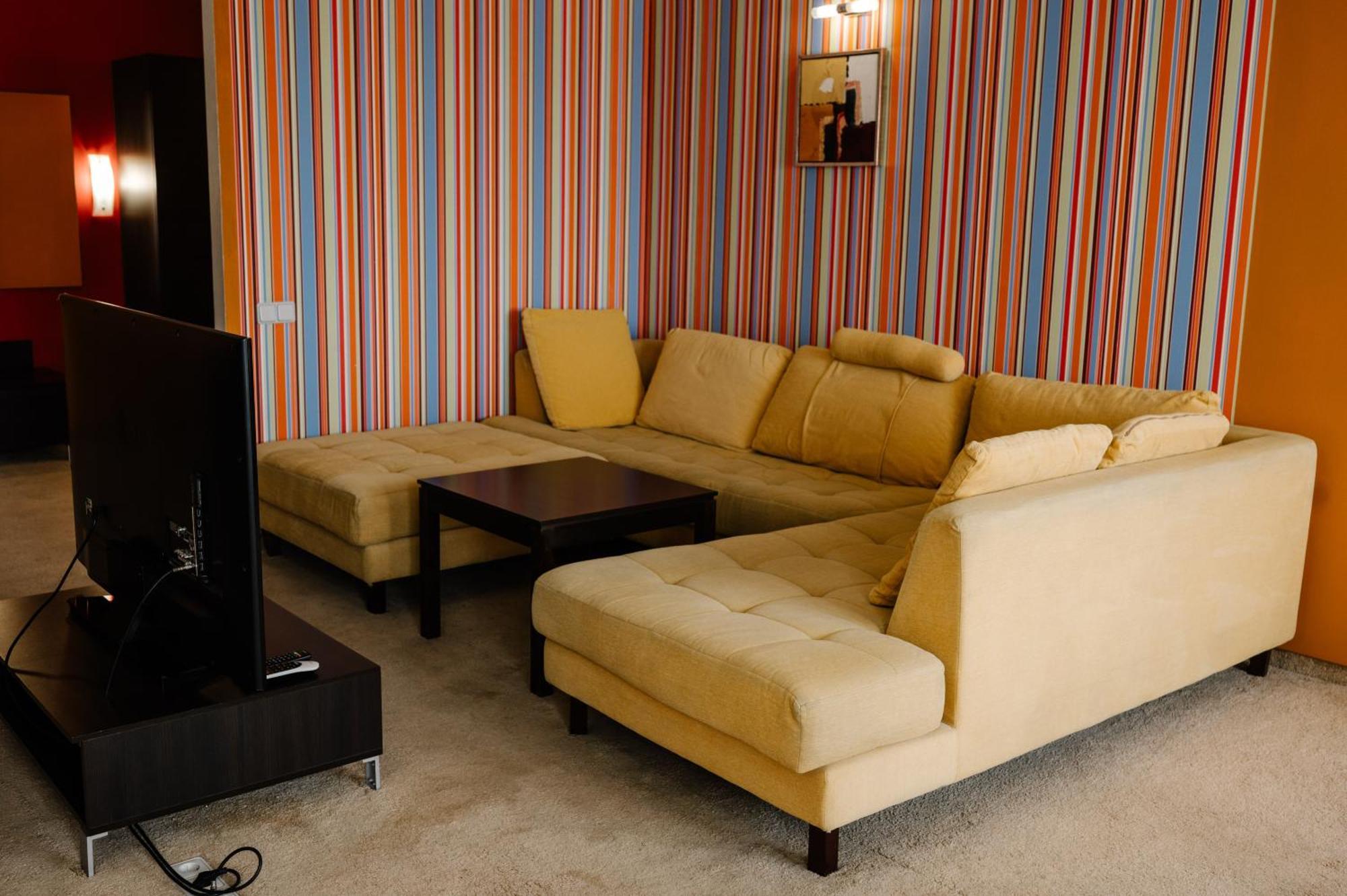 7 Days Hotel Kamyanets-Podilskyi エクステリア 写真