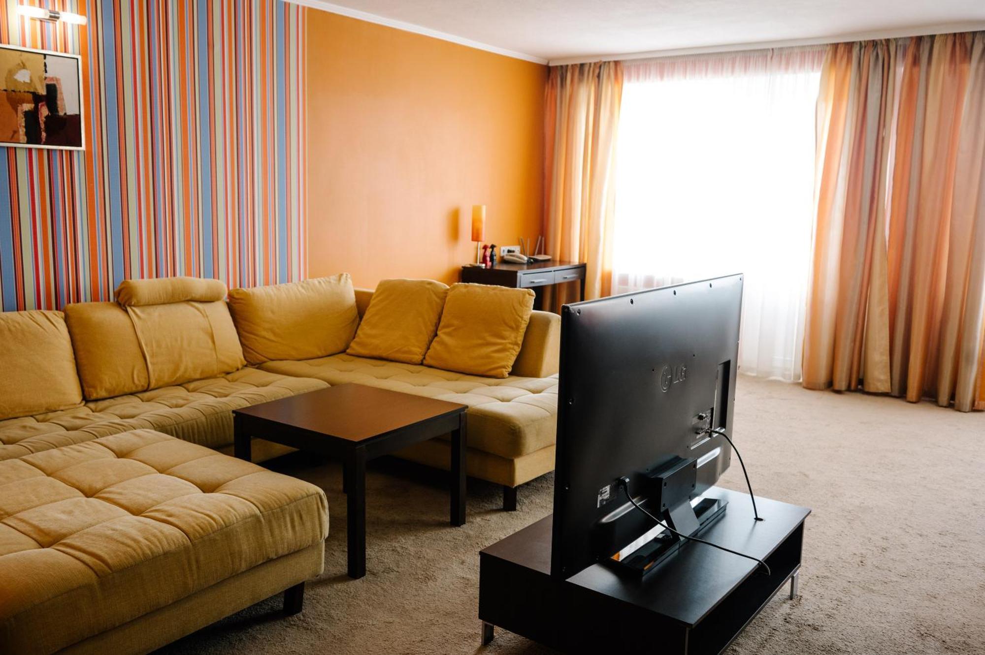 7 Days Hotel Kamyanets-Podilskyi エクステリア 写真